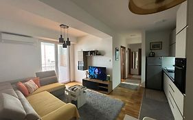 Ira'S 2 Bedroom Central Place With Private Parking